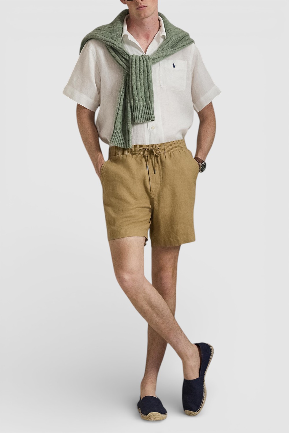 תמונת כל הלוק של חולצה מכופתרת